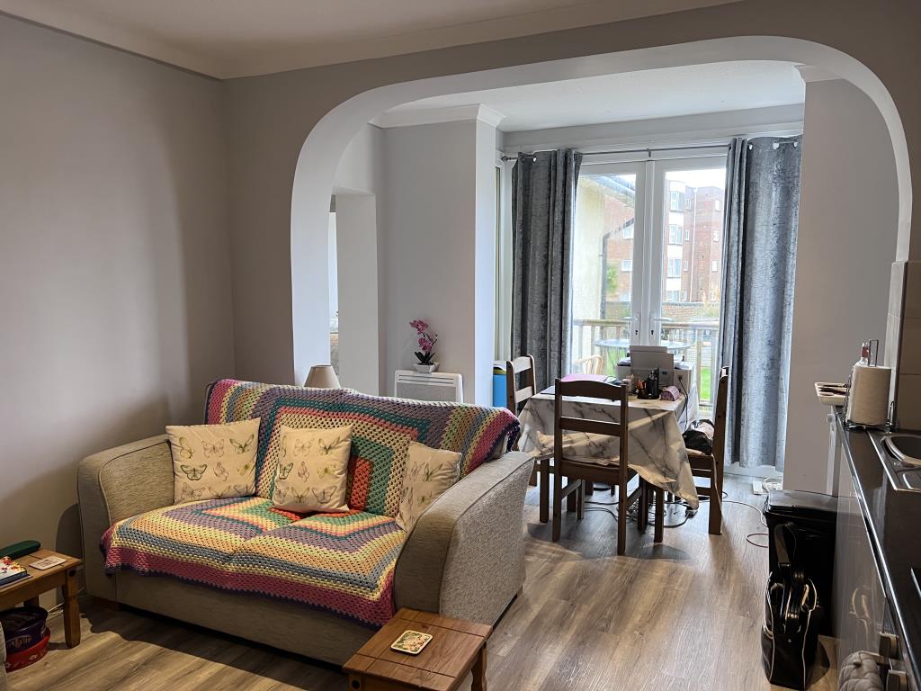 Lot: 3 - SIX-BEDROOM GUEST HOUSE FOR INVESTMENT - First floor living room with painted walls and furniture